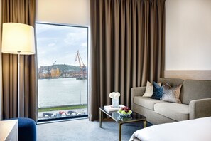 Egyptian cotton sheets, premium bedding, pillow-top beds, minibar