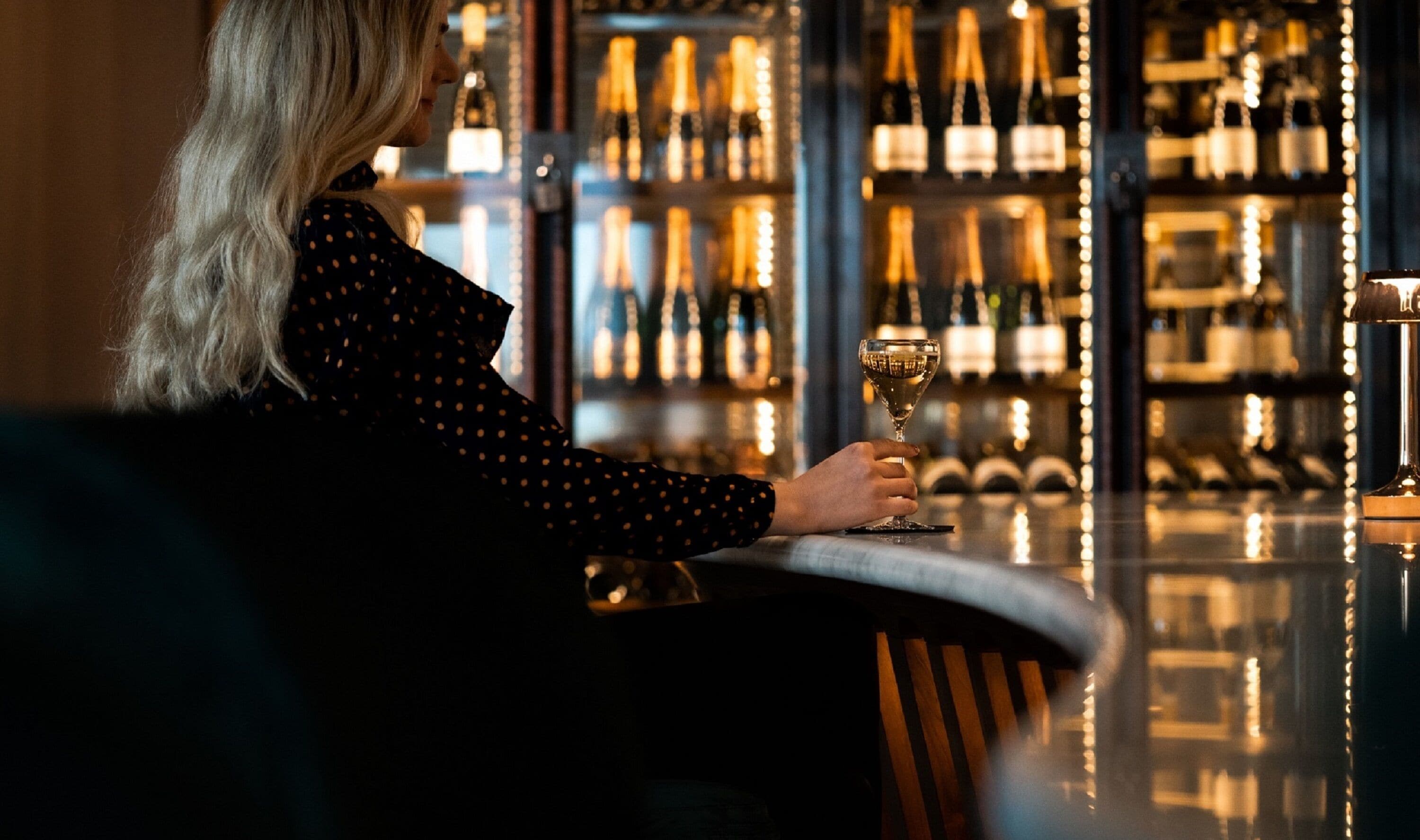 2 bars/lounges, cocktail bar, lobby lounge