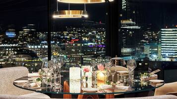 2 restaurants, serveren ontbijt, lunch, diner, internationale gerechten