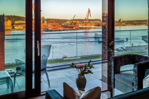 Penthouse - min. age 25+ | Blick auf das Wasser