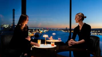 Hi ha 2 restaurants amb plats de cuina internacional