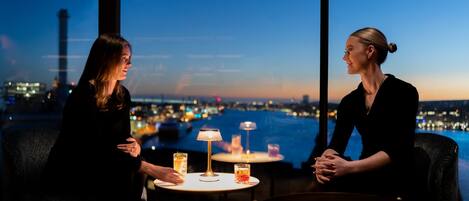 2 restaurants, breakfast, lunch, dinner served; international cuisine