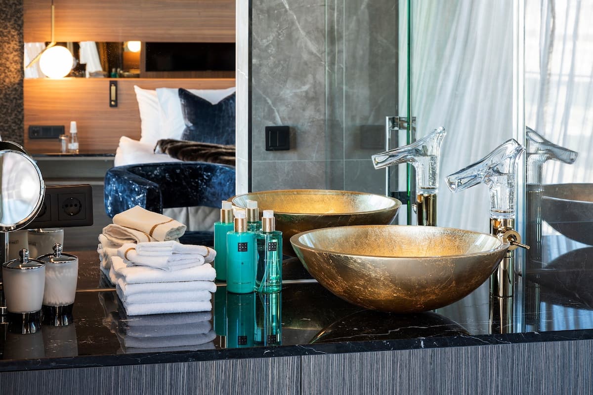 penthouse - min. age 25+ | bathroom | designer toiletries, hair dryer, towels, soap