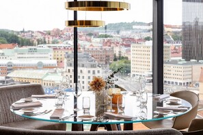 2 restaurants, breakfast, lunch, dinner served; international cuisine  - Hotel Riverton (Gothenburg)