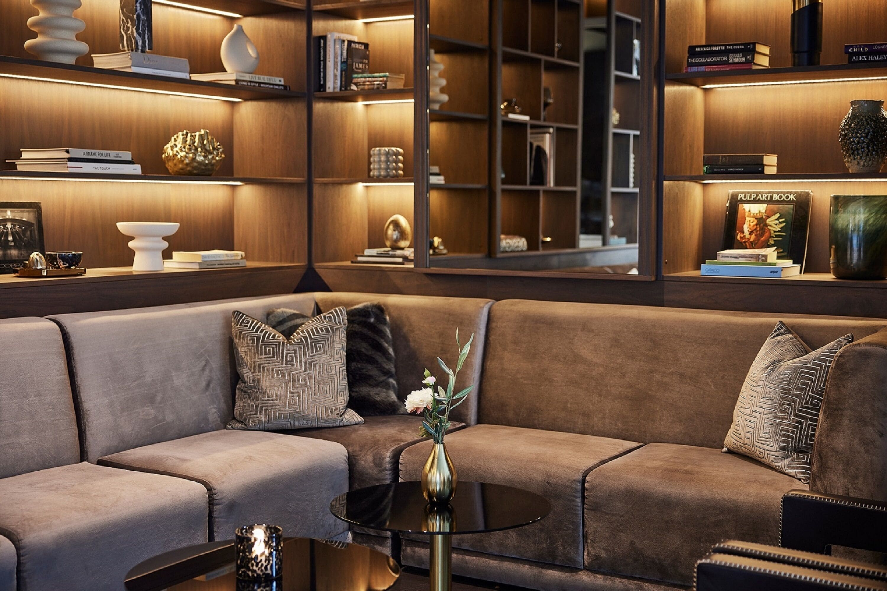 2 bars/lounges, cocktail bar, lobby lounge