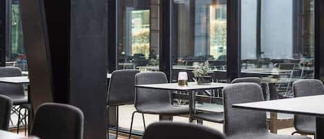 Un restaurante con mesas y sillas dispuestas para comer.