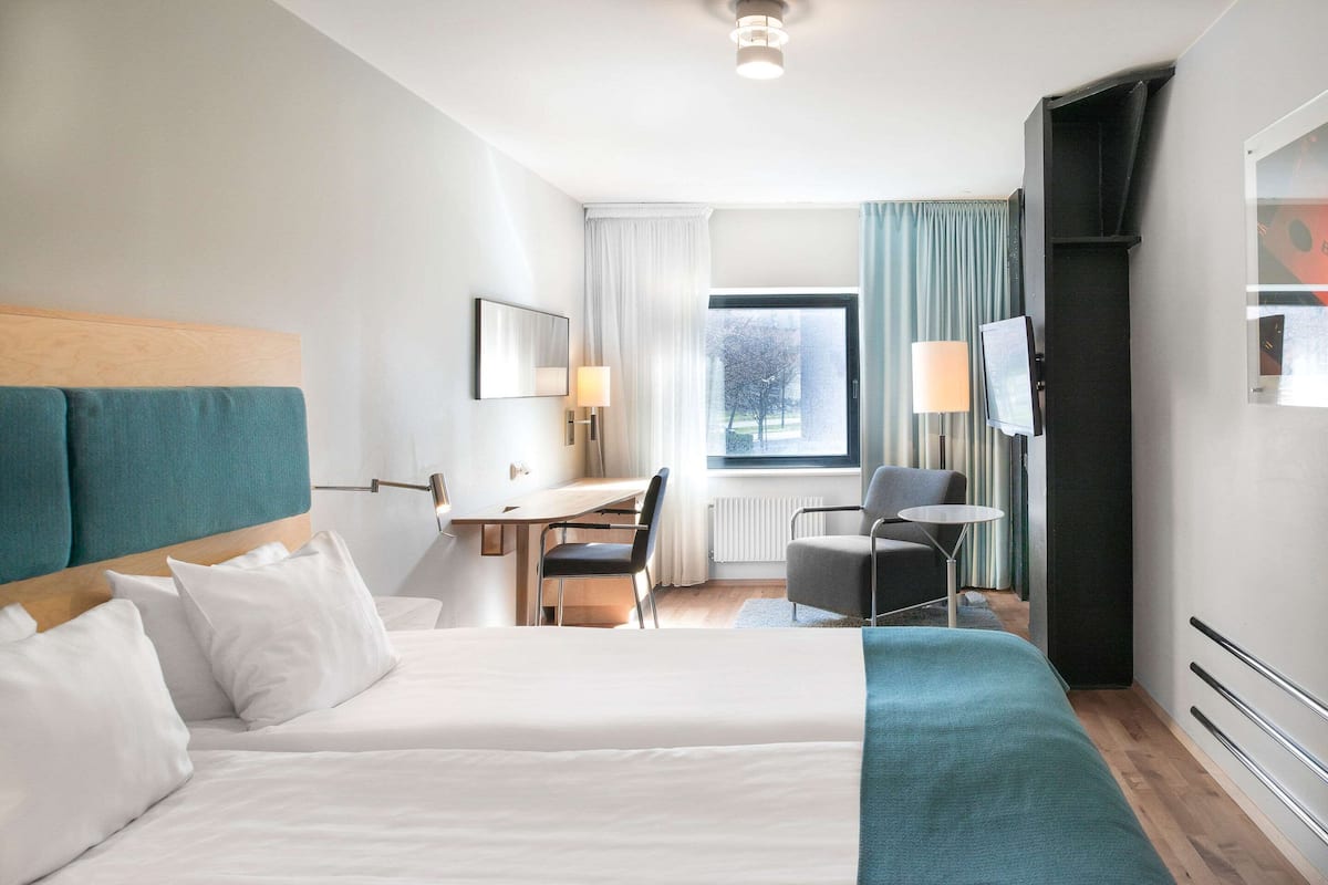 Standard-Zweibettzimmer | 1 Schlafzimmer, Schreibtisch, laptopgeeigneter Arbeitsplatz, Babybetten