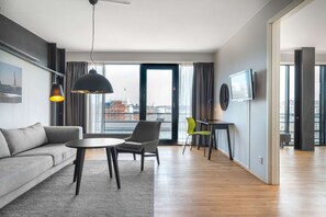 Skrivebord, skrivebord for bærbar PC, barnesenger og wi-fi (inkludert)