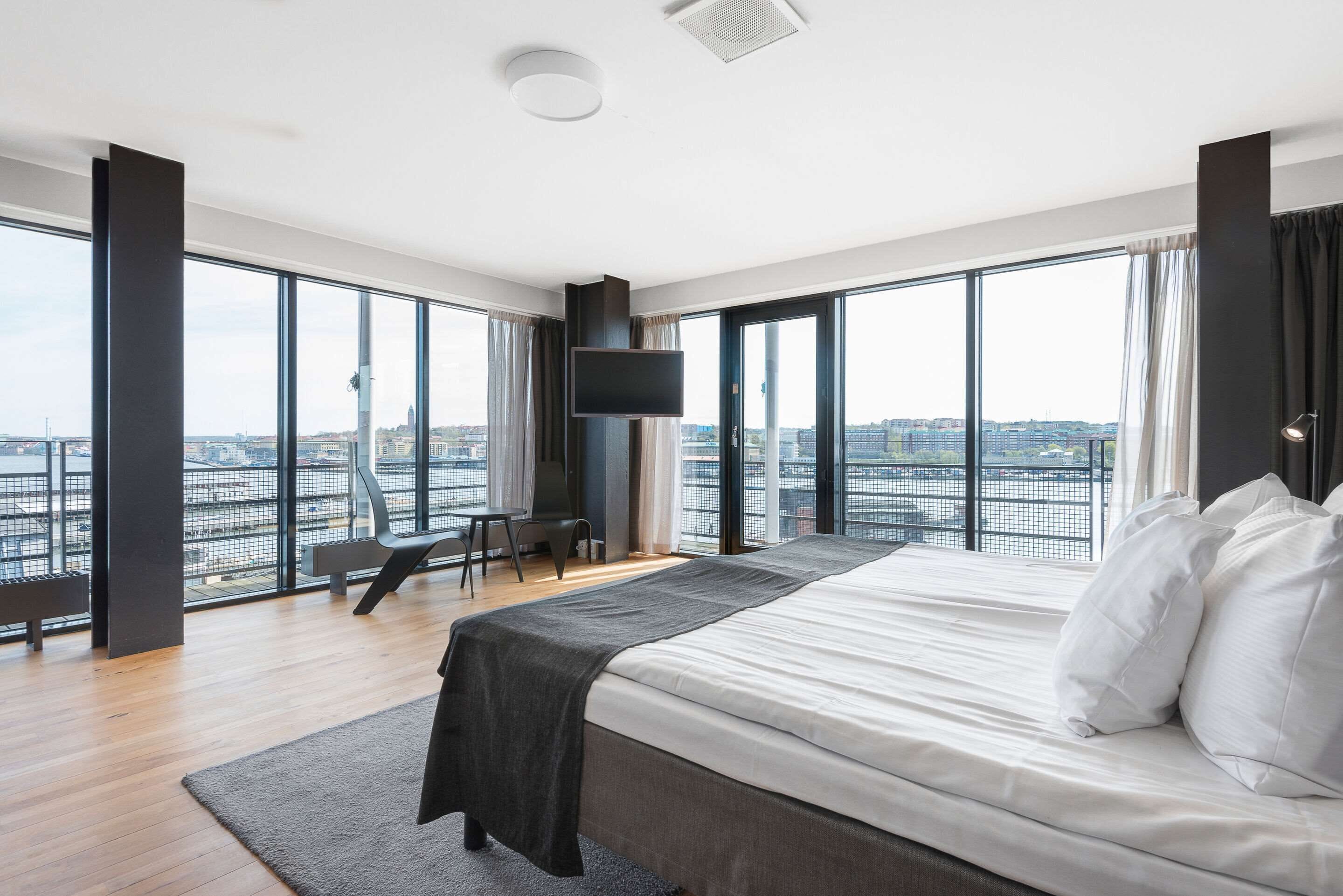 デスク、ノートパソコン用作業スペース、ベビーベッド、WiFi (無料)