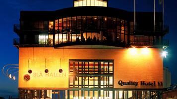 Majoituspaikan julkisivu illalla/yöllä