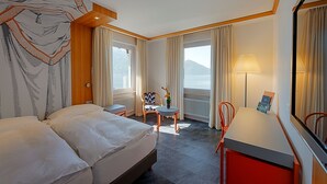 舒適雙人或雙床房, 1 間臥室, 湖景 | 高級寢具、羽絨被、迷你吧、房內夾萬
