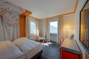 Habitación Confort con 1 cama doble o 2 individuales, 1 habitación, vistas al lago | Ropa de cama de alta calidad, edredones de plumas, minibar y caja fuerte