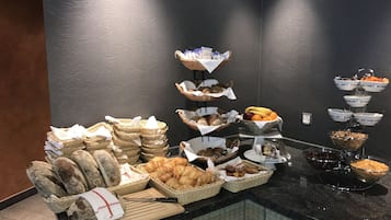 Morgunverðarhlaðborð daglega (25 CHF á mann)