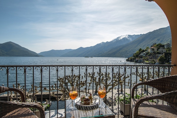 Habitación exclusiva con 1 cama doble o 2 individuales, 1 habitación, balcón, vistas al lago | Zona de estar | Televisión de pantalla plana de 60 cm con canales por satélite