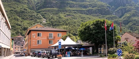 Vista frontal de la propiedad