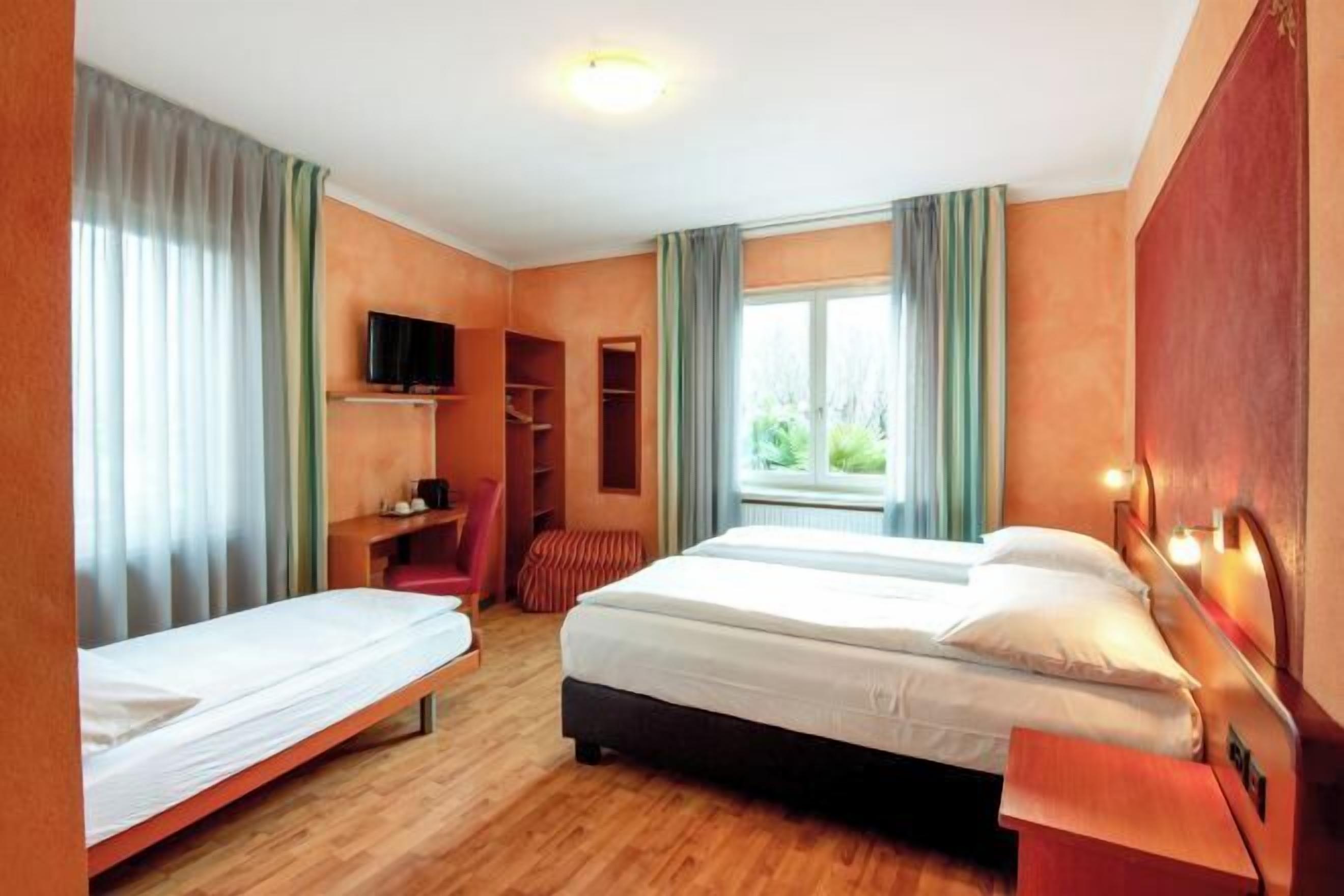 Minibar, coffres-forts dans les chambres, bureau, Wi-Fi gratuit