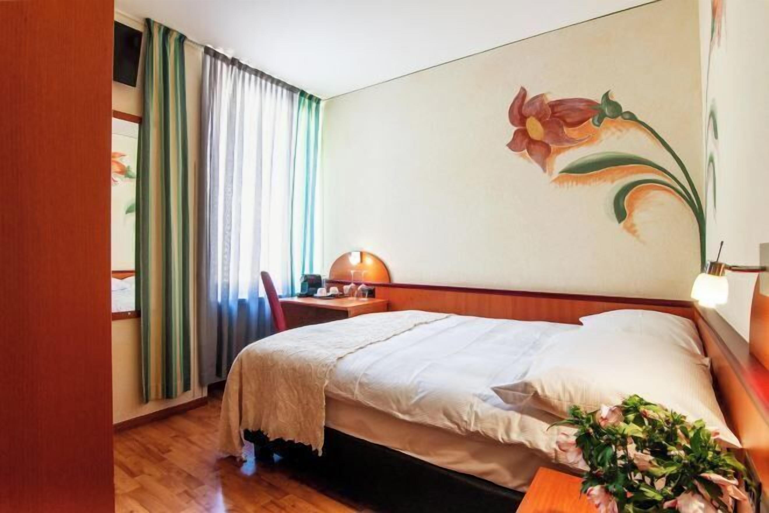 Minibar, coffres-forts dans les chambres, bureau, Wi-Fi gratuit