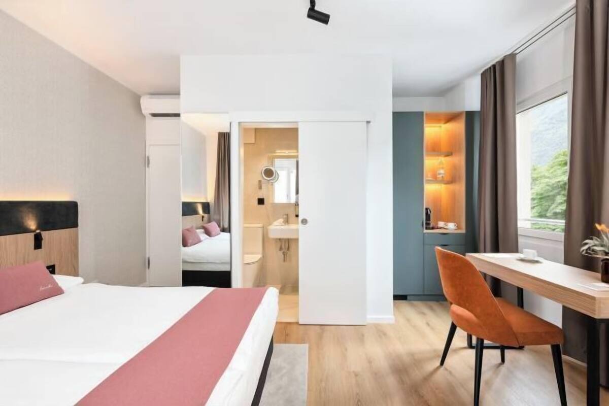 Een minibar, een kluis op de kamer, een bureau, gratis wifi