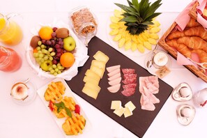 بوفيه فطور يوميًا بتكلفة قدرها (20 CHF للشخص)