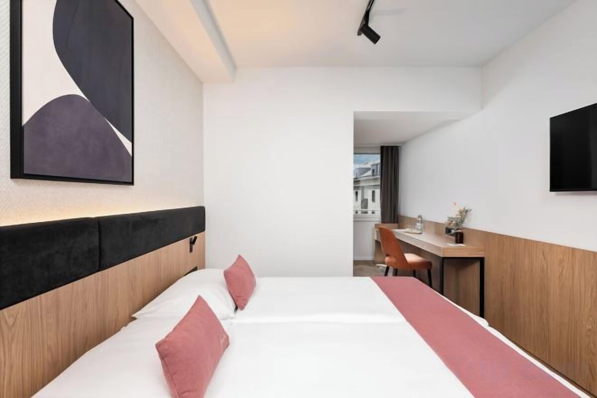 Minibar, in-room safe, desk, WiFi (free)