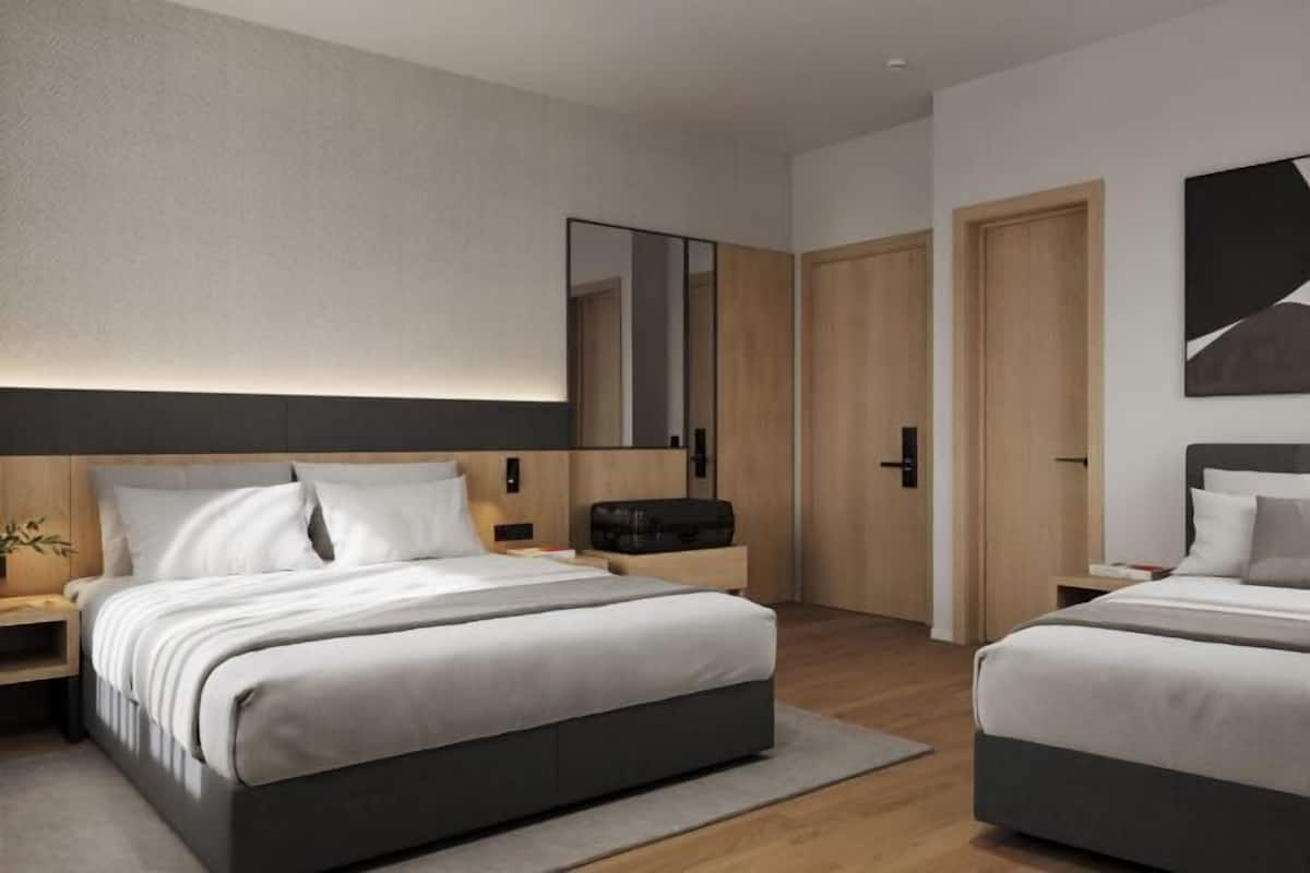 Minibar, in-room safe, desk, WiFi (free)