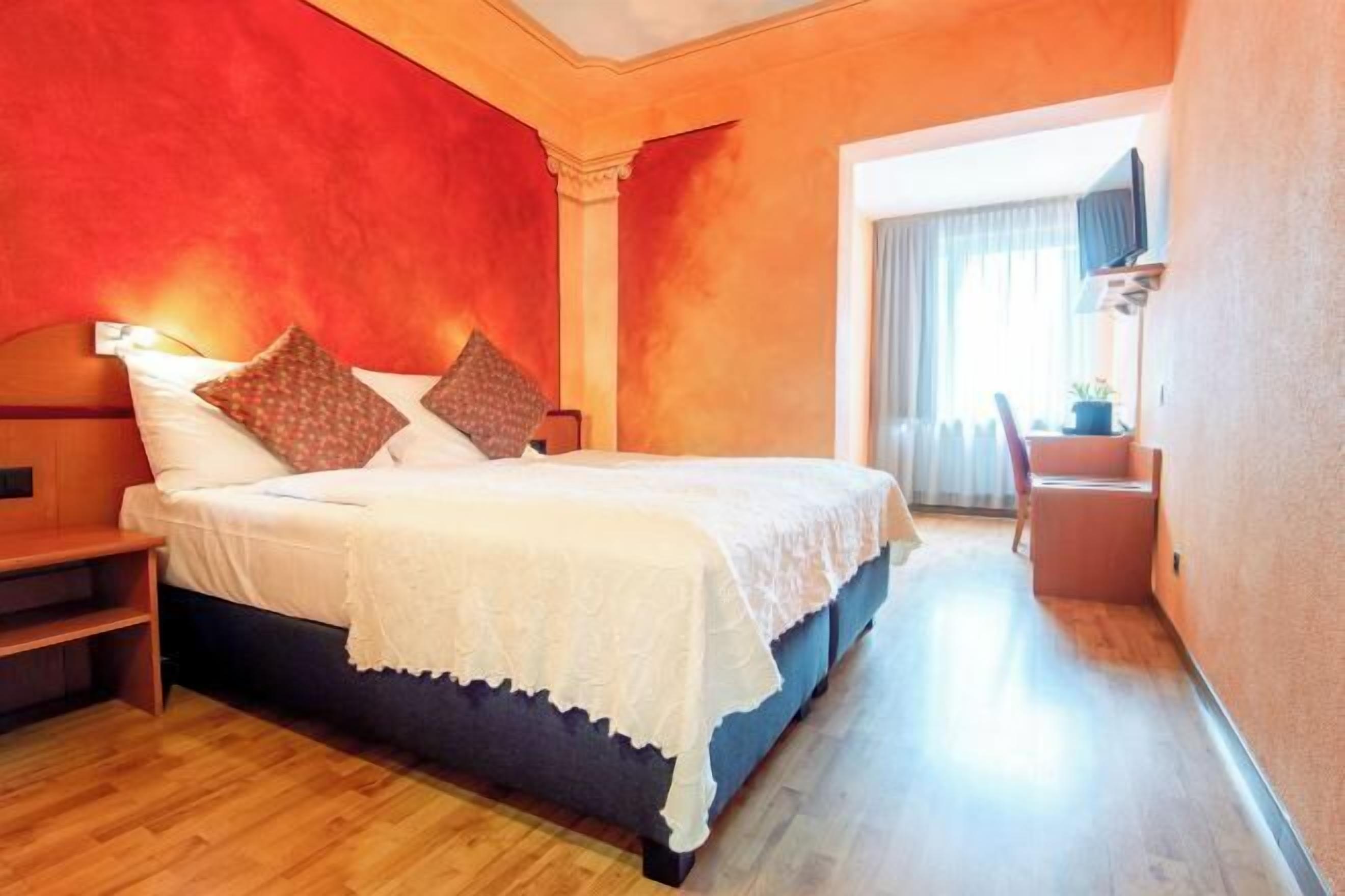 Minibar, coffres-forts dans les chambres, bureau, Wi-Fi gratuit