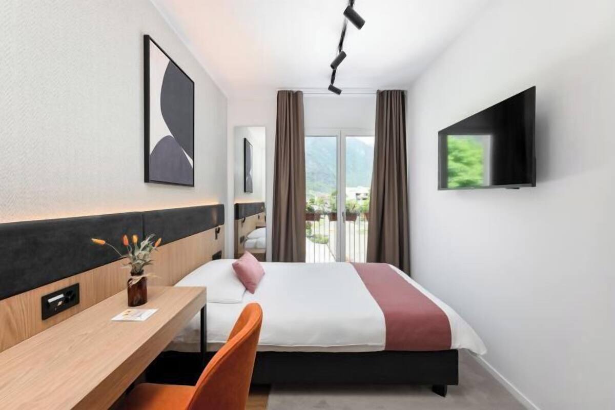 Een minibar, een kluis op de kamer, een bureau, gratis wifi