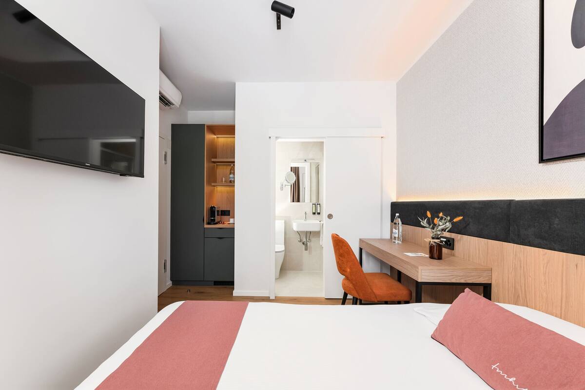 Standard Single Room | Minibar, in-room safe, desk, WiFi (free)