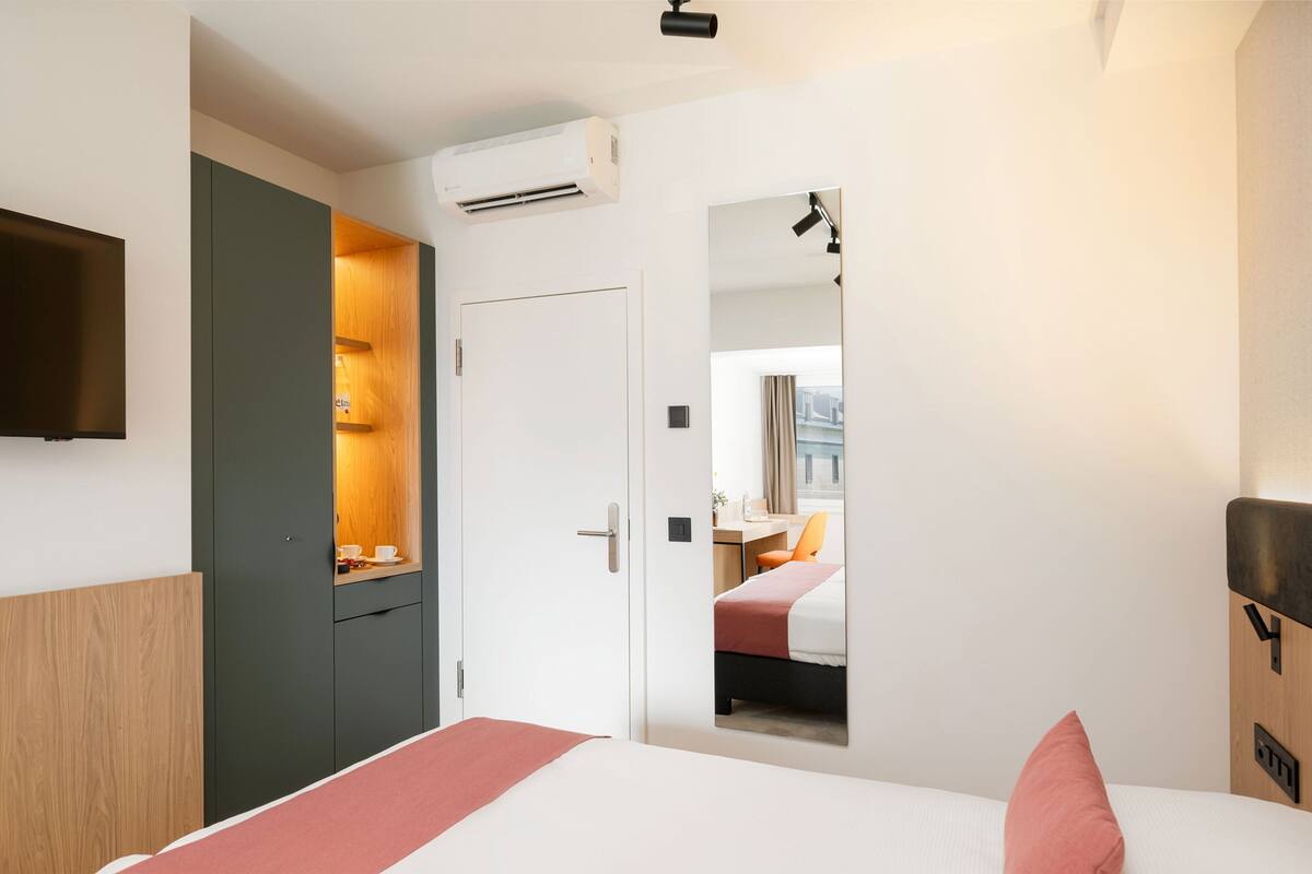Family Room | Minibar, in-room safe, desk, WiFi (free)