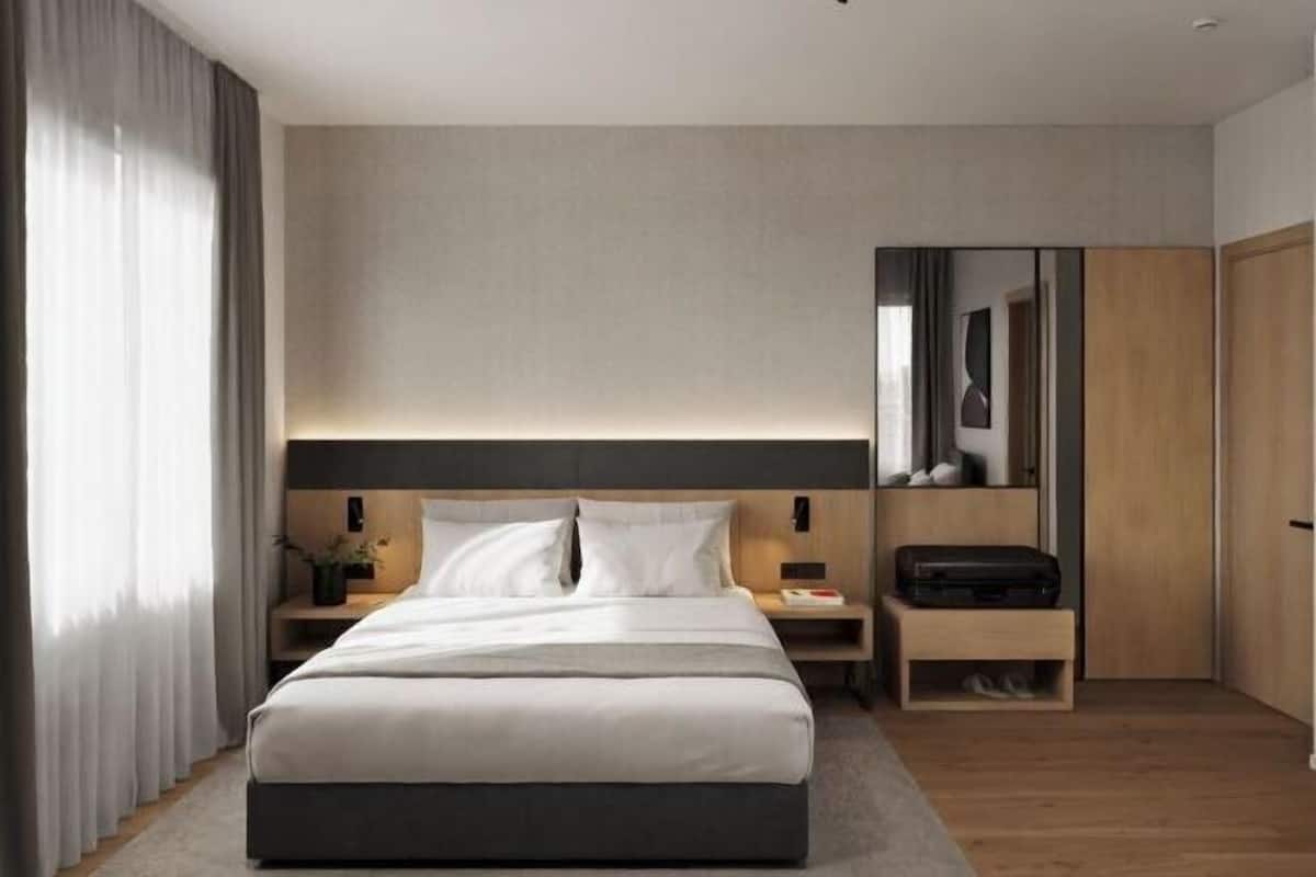 Minibar, in-room safe, desk, WiFi (free)