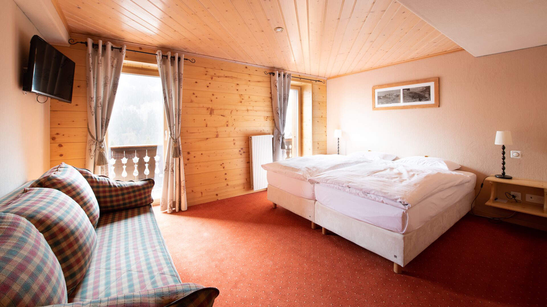 패밀리 더블룸 또는 트윈룸, 더블침대 1개 및 소파베드, 전용 욕실, 시내 전망 | 고급 침구, 객실 내 금고, 책상, 다리미/다리미판