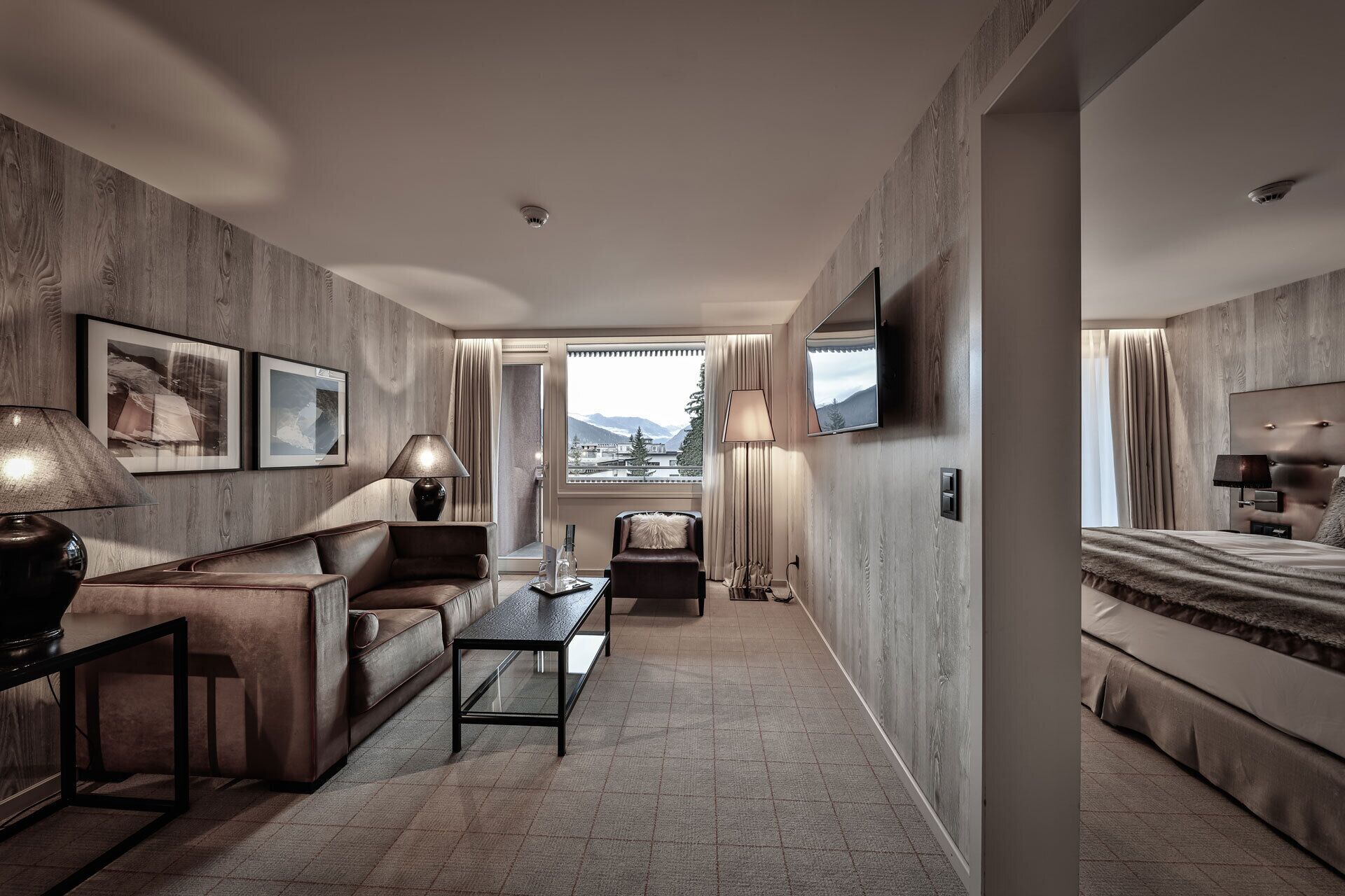 Deluxe Junior Suite | Minibar, in-room safe, desk, blackout drapes