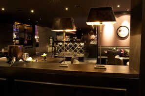 2 Bars/Lounges