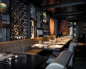 6 restaurantes; se sirve almuerzo y cena; cocina china