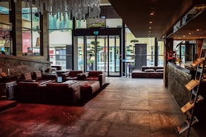 2 Bars/Lounges