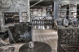 2 bars/lounges