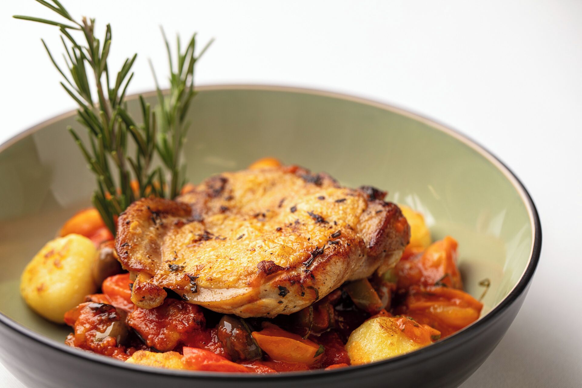 Una ciotola di pollo arrosto e verdure.