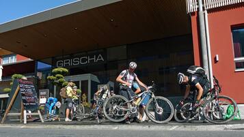 Varias bicicletas estacionadas frente a un edificio con un letrero que dice "GRISCHA".