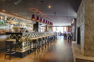 2 bars/lounges