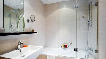 Combined shower/bathtub, free toiletries, hair dryer, towels