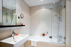 Combined shower/bathtub, free toiletries, hair dryer, towels