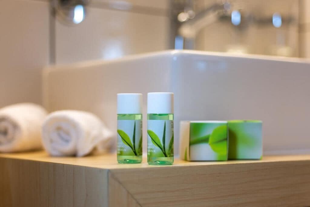 free toiletries, towels