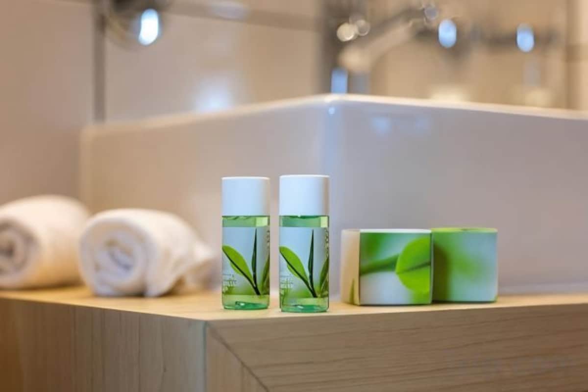 Bathroom | Free toiletries, towels