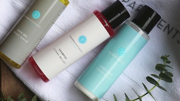 Douche, articles de toilette gratuits, sèche-cheveux