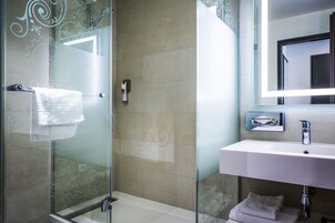 Bruser, gratis toiletartikler, hårtørrer, håndklæder