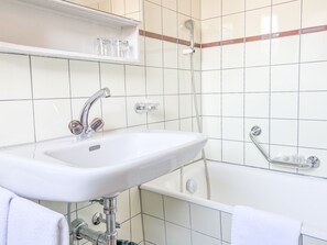 Economy Double Room | Bathroom | Free toiletries, hair dryer, towels, soap - Hotel Rothaus Luzern & Peruvian Culinary Art (Lucerne)