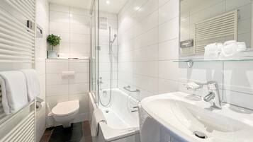 Suite Familiale, balcon | Salle de bain