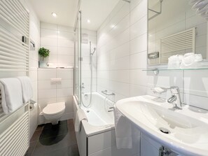 Perhesviitti, parveke | Kylpyhuone | Ilmaiset hygieniatuotteet, hiustenkuivaaja, pyyhkeet, saippua