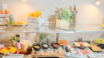 Petit déjeuner buffet servi tous les jours en supplément