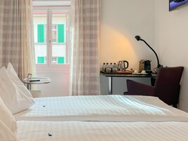 四人房 | 客房内保险箱、特色装修、特色家居、办公桌